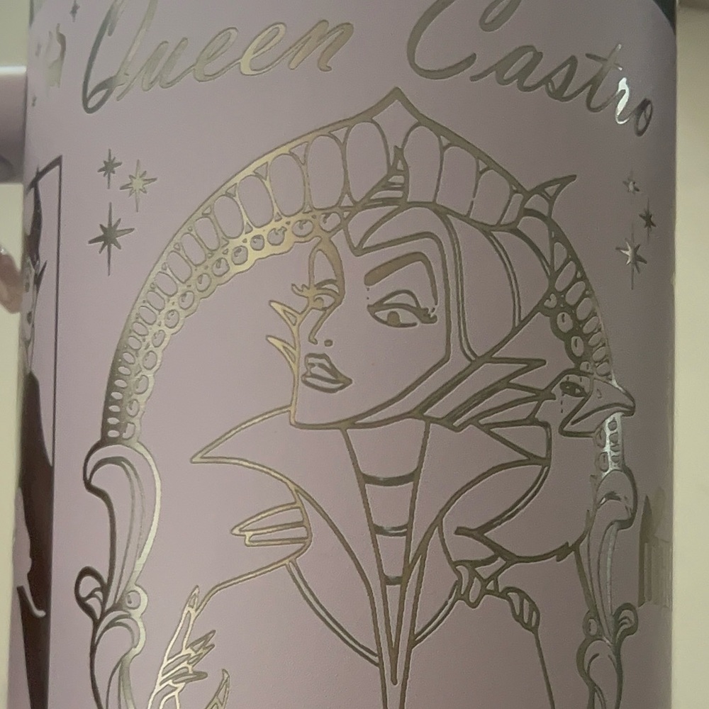 Meet your Posher, Queencastro